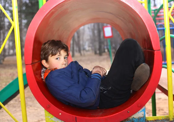 Preteen bel ragazzo sul parco giochi scivolo — Foto Stock