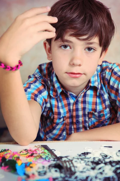 Preteen hansome jongen tonen het resultaat voor zijn regenboog loom hobby p — Stockfoto