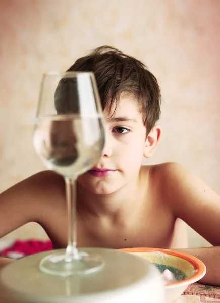 Scherp preteen jongen onderzoeken reflectie gedrag in water — Stockfoto