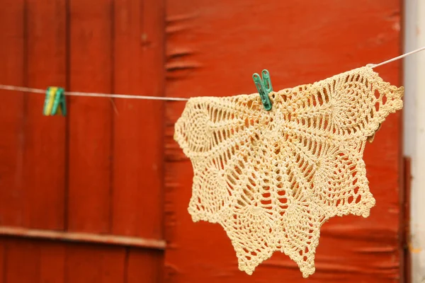Bela mão serviette de malha artesanal na corda com pano — Fotografia de Stock
