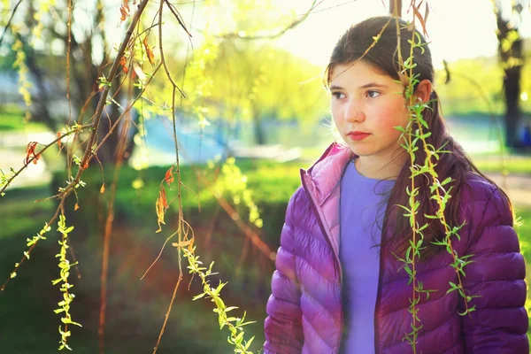 Retrato reflexivo de adolescente hermosa chica en el parque de primavera — Foto de Stock
