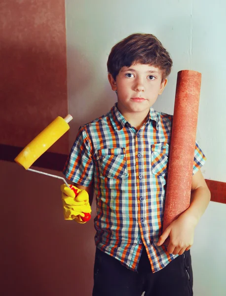 Préadolescent beau garçon avec roll coaster et papier peint — Photo