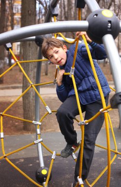 açık spor eğitim alanı taşımak yakışıklı çocuk trende. 