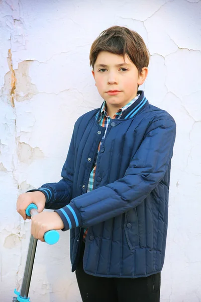 Préadolescent beau garçon portrait sur le blanc shabby mur backgroun — Photo