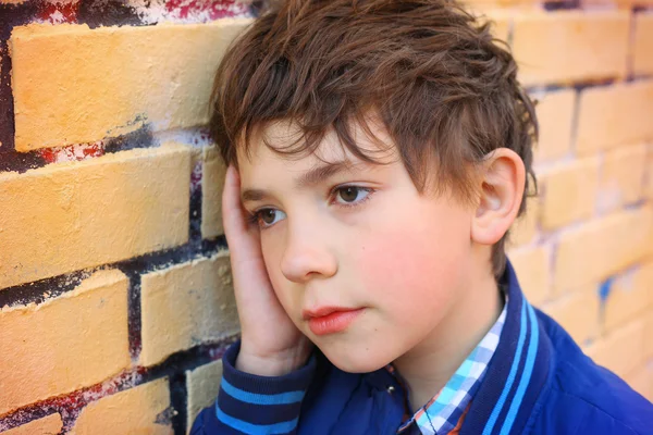 Preteen handsome boy close up outdoor portrait on the yellow bri — Stock Photo, Image