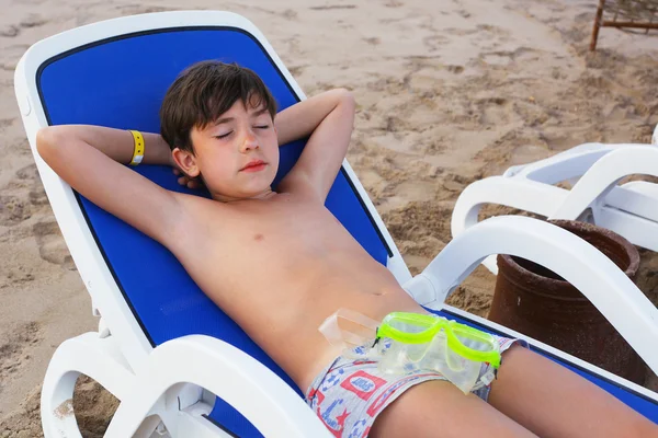 Preteen hübscher Junge lag am Strand mit Schnüffelmaske erhalten — Stockfoto