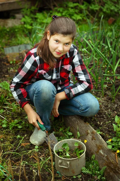 Nedospělý krásnou dívku pěstovat klíčky na jaře trh zahrada — Stock fotografie