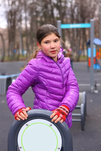 Preteen bella ragazza treno in palestra all'aperto campo di allenamento — Foto Stock