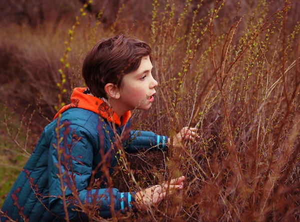 Preteen handsome boy play hide and seek game — Stock Photo, Image