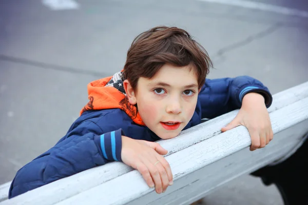 Preadolescente guapo chico de cerca hasta al aire libre retrato — Foto de Stock