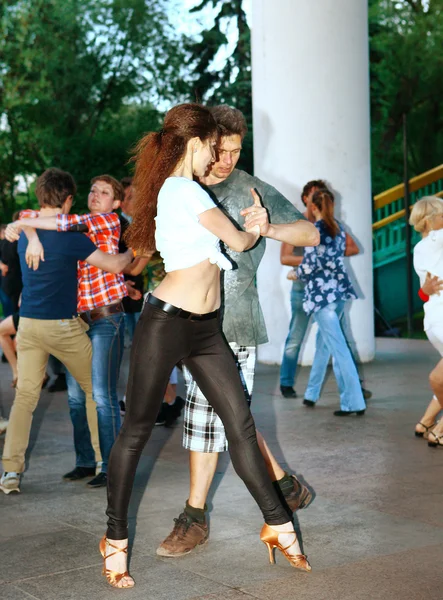 MOSCÚ, 4 DE JUNIO DE 2015: Evento de baile de ajetreo en una pista de baile en uno de los parques de Moscú, 4 de junio . —  Fotos de Stock