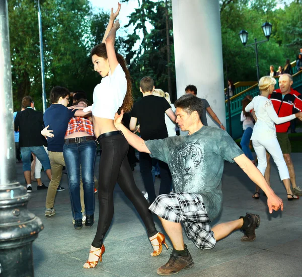 MOSCÚ, 4 DE JUNIO DE 2015: Evento de baile de ajetreo en una pista de baile en uno de los parques de Moscú, 4 de junio . —  Fotos de Stock