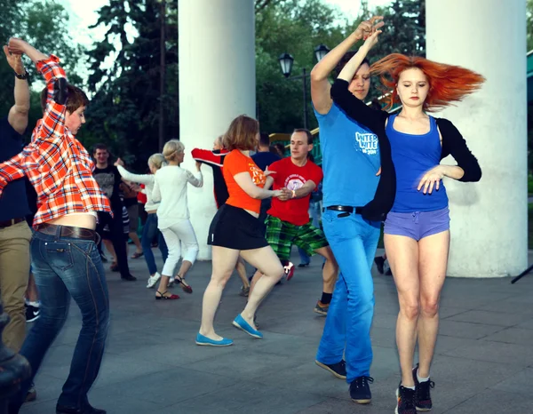MOSCOW, JUNE 4, 2015: Hustle dancing event on dance floor in one of the Moscow park, June 4. — Stock Photo, Image