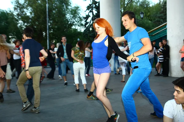 MOSCÚ, 4 DE JUNIO DE 2015: Evento de baile de ajetreo en una pista de baile en uno de los parques de Moscú, 4 de junio . — Foto de Stock