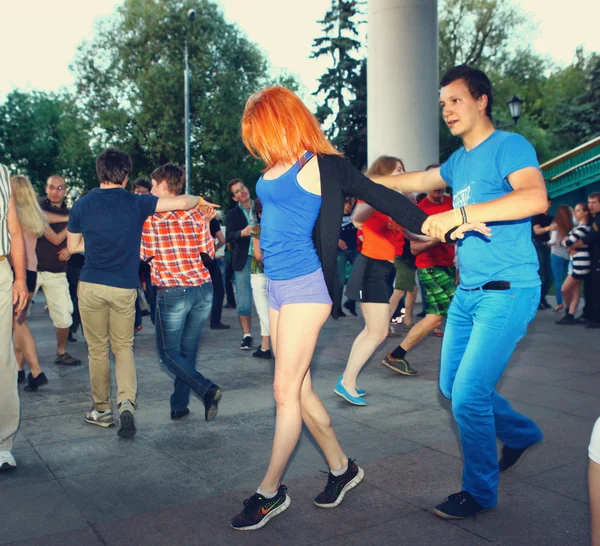 MOSCÚ, 4 DE JUNIO DE 2015: Evento de baile de ajetreo en una pista de baile en uno de los parques de Moscú, 4 de junio . — Foto de Stock
