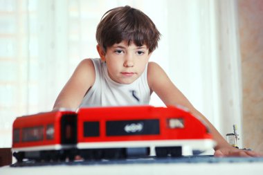 meccano oyuncak tren ve demiryolu sta ile taşımak yakışıklı çocuk oyun