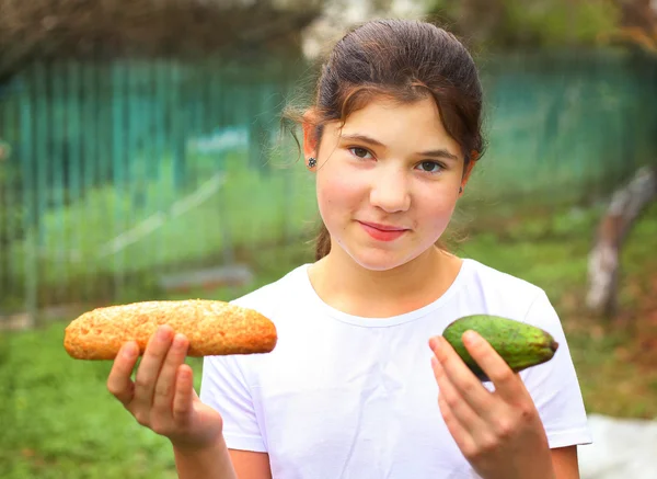 Happy teenager girl with natural healthy food - grain bread loaf — Stock Photo, Image