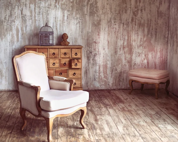 Wooden chest of drawers in shabby styled room with bird cage and — Stock Photo, Image