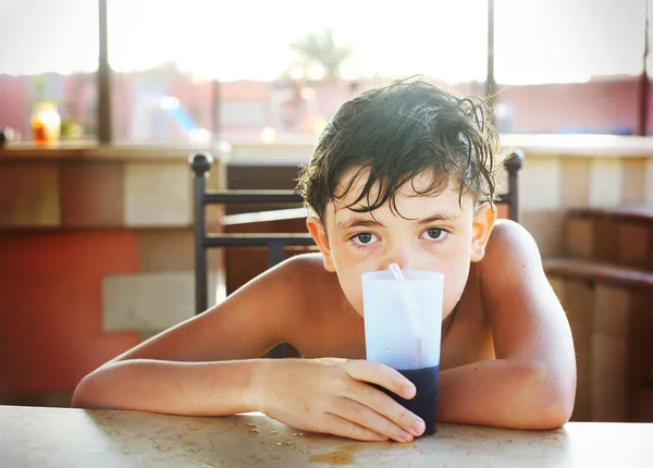 青春期前的英俊男孩喝可乐在埃及游泳池酒吧鸡尾酒 — 图库照片