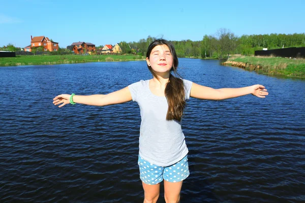 Genç güzel kız ülke yaz göl arka plan üzerinde — Stok fotoğraf