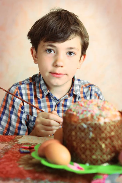 少年を飾るイースターエッグとケーキ — ストック写真