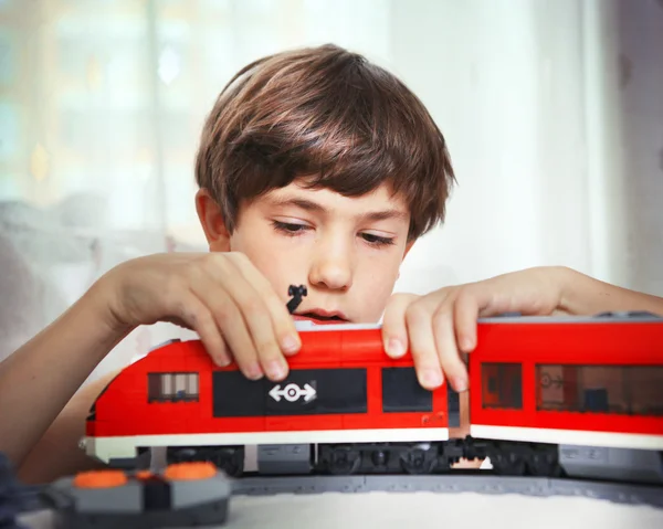 Preteen handsome boy play with meccano toy train and railway sta — Stock Photo, Image