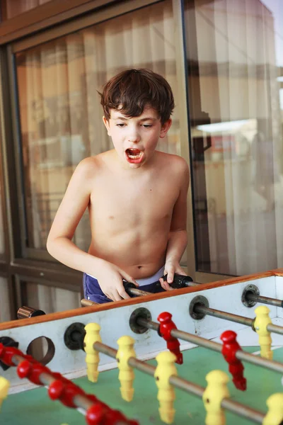 Preadolescente guapo chico jugar tenis de mesa en la playa resort hotel —  Fotos de Stock
