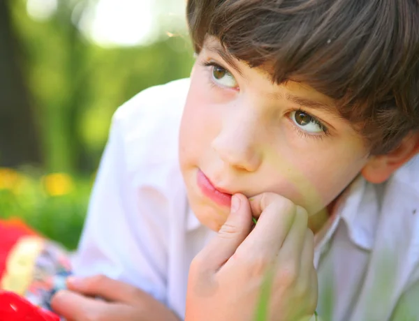 Preteen handsome boy face close up portrait in the summer park — 图库照片