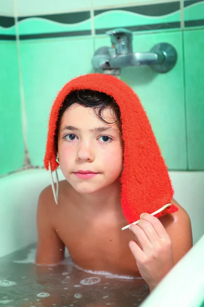 Bello preteen ragazzo prendere sapone bagno — Foto Stock