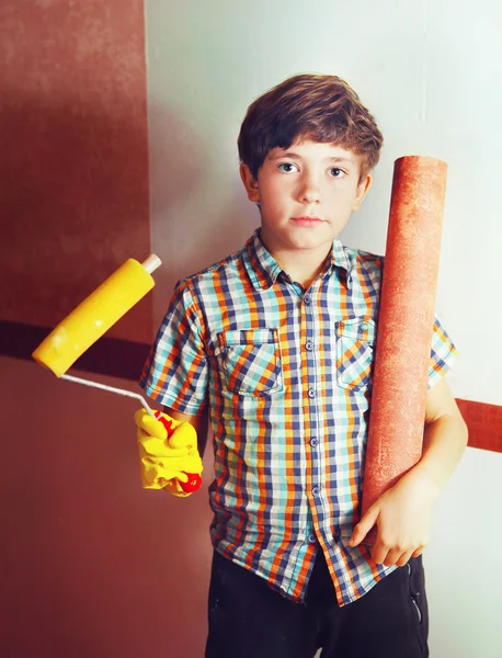 Preteen menino bonito com montanha-russa rolo e papel de parede — Fotografia de Stock