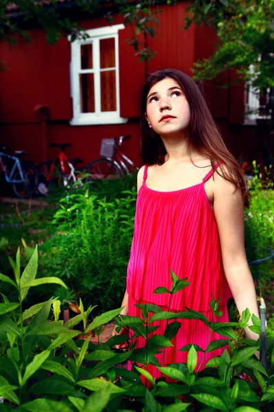 Hermosa chica adolescente con el pelo largo y grueso marrón de cerca retrato en la casa de campo de verano y fondo de jardín — Foto de Stock