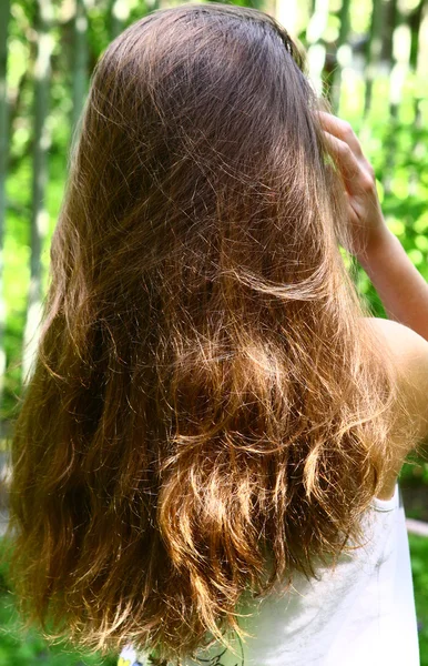 Cabello castaño enredado largo con sombra de cobre rojo y de la mano — Foto de Stock