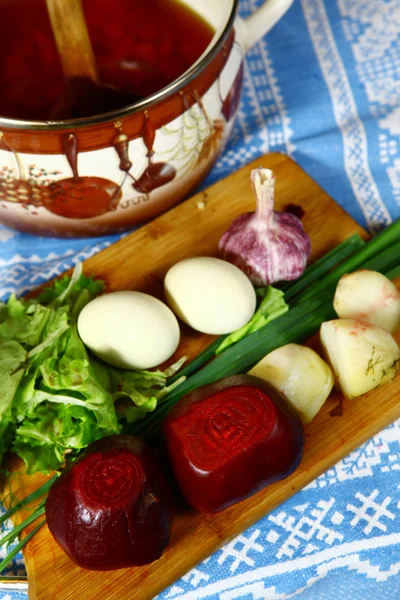 Ingrediënten voor de zomer koude suikerbieten wortel soep en houten land pollepel — Stockfoto
