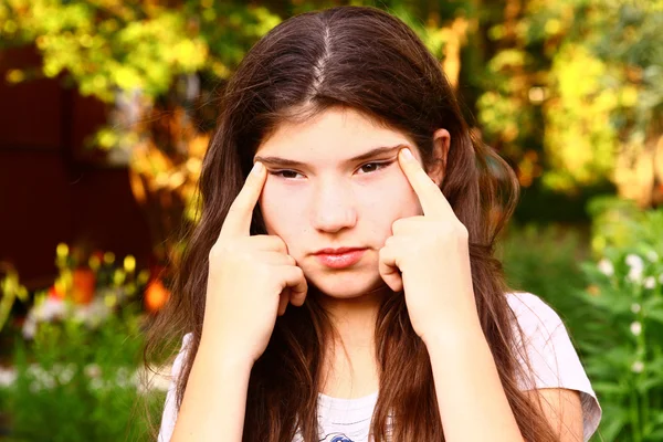 Adolescente chica con miopía tratar de ver algo lejos — Foto de Stock