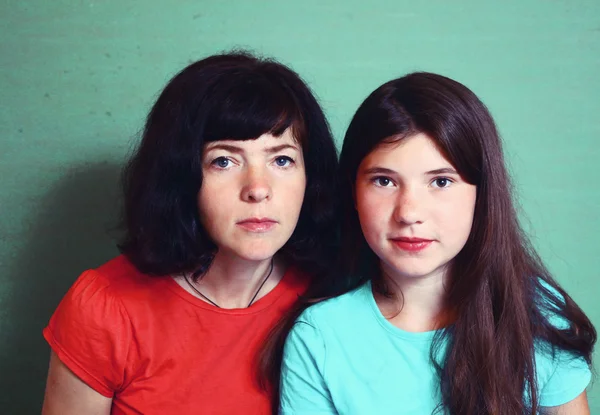 母と 10 代の娘の肖像画をクローズ アップ青に分離 — ストック写真