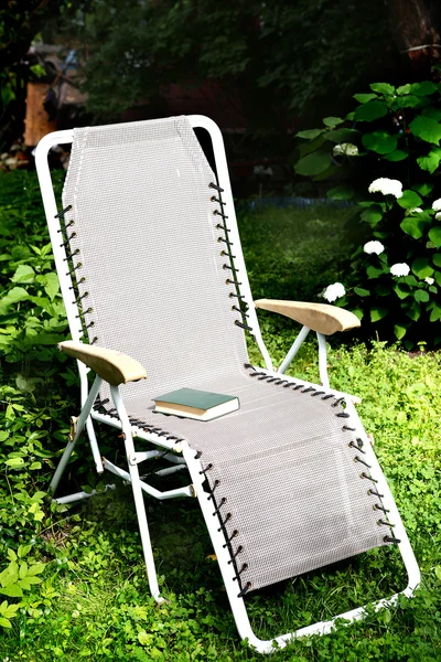 Chaise cadeira de corpo longue no jardim de verão — Fotografia de Stock