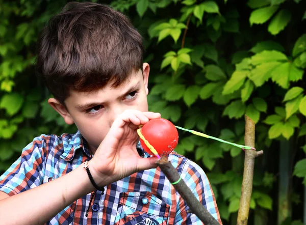 Chlapec s Mýto zamíření na cíl — Stock fotografie