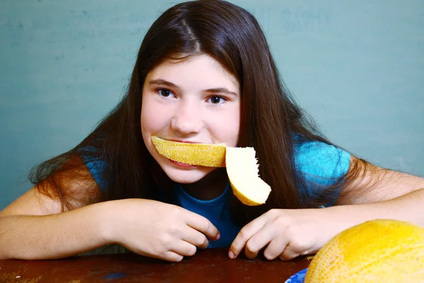 Preteen piękna dziewczyna z kromka melon na białym tle — Zdjęcie stockowe