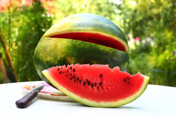 Grote rijpe water meloen met segment en mes — Stockfoto