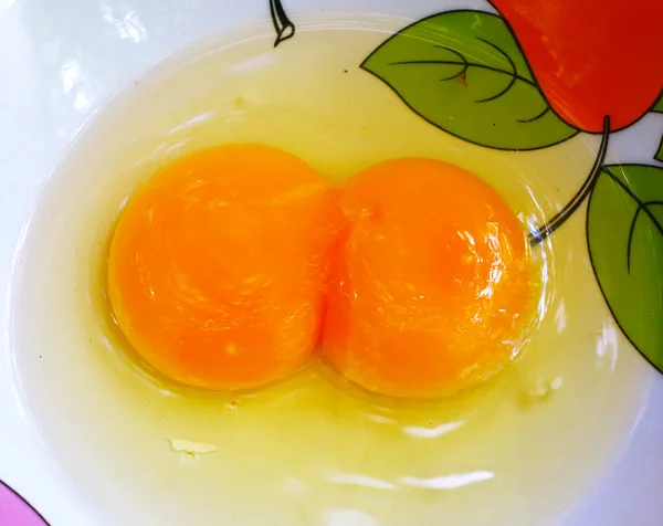 Çiğ yumurta sarısı iki yumurta souser içinde — Stok fotoğraf
