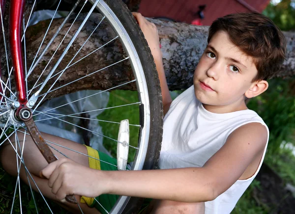 Симпатичный мальчик-подросток сделал рэпер из своего велосипеда — стоковое фото