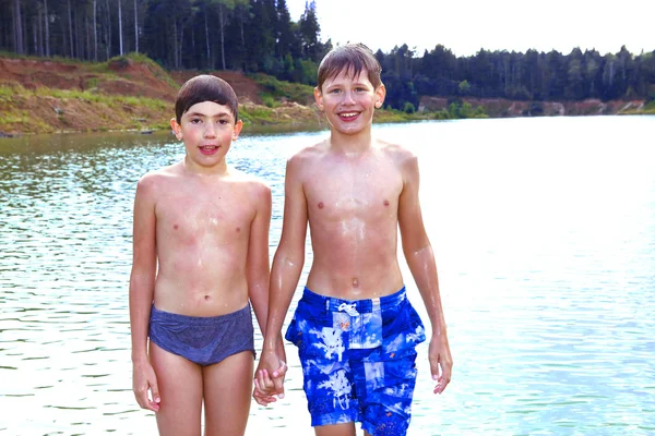 Nadar en el lago en sus vacaciones de verano —  Fotos de Stock