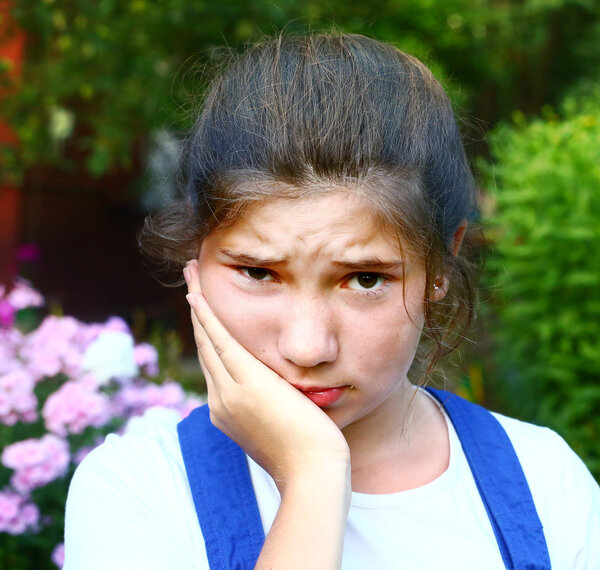 красивая девушка-подросток с портретом зубной боли
