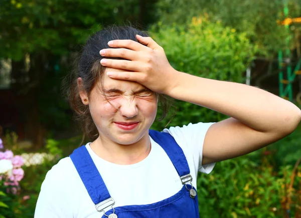 Hezká holka teenager trpí silnými bolestmi hlavy — Stock fotografie