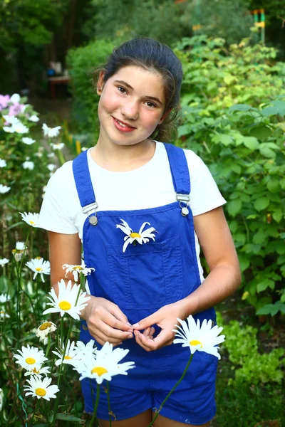 10 代美少女プレイ愛やないカモミールの花びら — ストック写真
