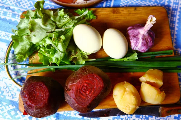 Groenten eieren en salade voor zomer koude rode bieten soep — Stockfoto