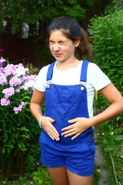 Adolescente menina bonita com dor de estômago no verão verde jardim fundo — Fotografia de Stock