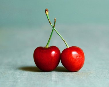 mavi arka plan üzerinde iki tatlı kiraz