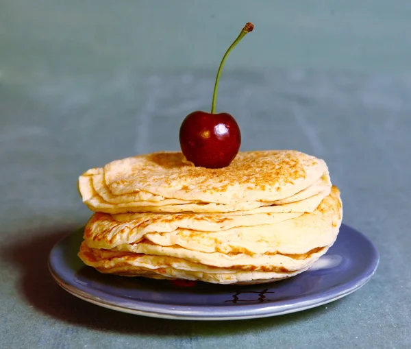 Pankaces on the sauser with red sweet chetty — Stock Photo, Image