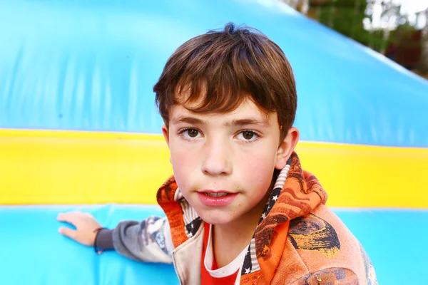 Preteen menino closeup retrato no trampolim fundo — Fotografia de Stock